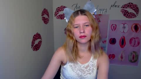 Snapshot of crystalgirl__ chatting on November 23, 2025, 7:24 pm Stella online show from November 23, 2025, 7:24 pm