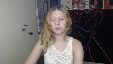 Snapshot of crystalgirl__ chatting on November 25, 2025, 7:19 am Stella online show from November 25, 2025, 7:19 am