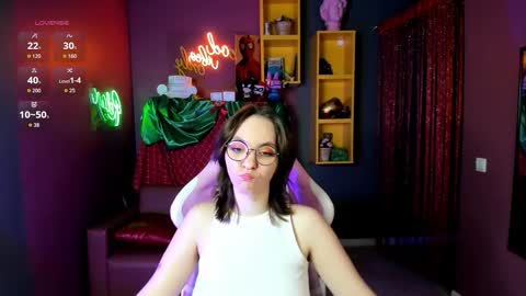 Snapshot of crystallglow chatting on January 11, 2026, 9:53 pm Kitty online show from January 11, 2026, 9:53 pm