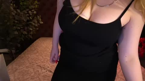crystallpaws_ online show from May 26, 2026, 5:47 am