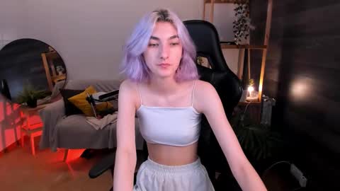 Snapshot of crystalluna__ chatting on October 5, 2025, 1:53 pm Mia online show from October 5, 2025, 1:53 pm