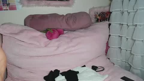 Snapshot of crystalsweet2000 chatting on December 4, 2025, 2:43 am MissCrystal online show from December 4, 2025, 2:43 am