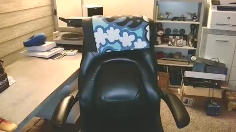 Snapshot of cucuforcocopuffs chatting on April 11, 2026, 6:18 am Yup... kinda old but Stop in and say hello online show from April 11, 2026, 6:18 am