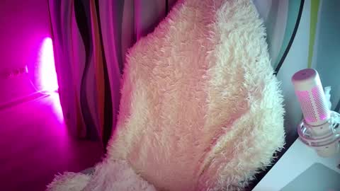 Snapshot of cuddleemily chatting on March 18, 2026, 6:44 pm CuddleEmily online show from March 18, 2026, 6:44 pm