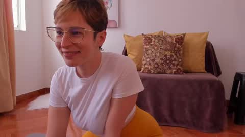 Leonela online show from February 18, 2025, 6:15 pm