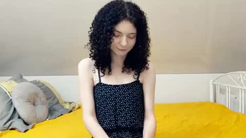 Snapshot of curlixiee chatting on July 4, 2026, 11:44 pm Kira online show from July 4, 2026, 11:44 pm