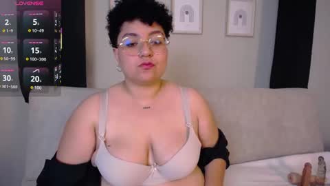 Snapshot of curly_cam_queen chatting on July 18, 2026, 10:57 pm Bruna online show from July 18, 2026, 10:57 pm