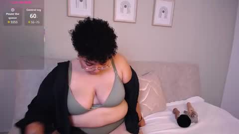 Snapshot of curly_cam_queen chatting on July 22, 2026, 10:56 pm Bruna online show from July 22, 2026, 10:56 pm