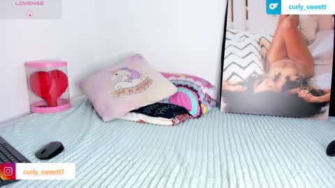 Snapshot of curly_sweett chatting on December 12, 2024, 2:33 pm Curly - OF- CURLY SWEETT online show from December 12, 2024, 2:33 pm