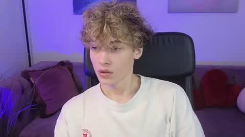 curly_twinkboy online show from July 25, 2026, 8:28 pm