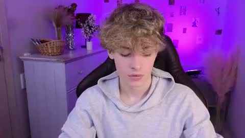 curly_twinkboy online show from July 29, 2026, 5:27 am