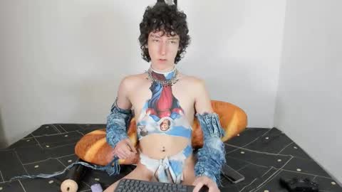 Snapshot of curlyytwink chatting on October 5, 2025, 2:54 am Noah online show from October 5, 2025, 2:54 am