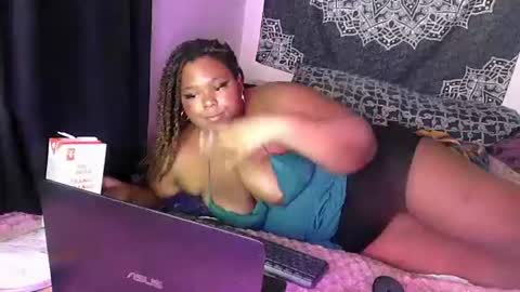 Snapshot of curvybcelinemixe chatting on February 16, 2025, 5:15 am Cline online show from February 16, 2025, 5:15 am