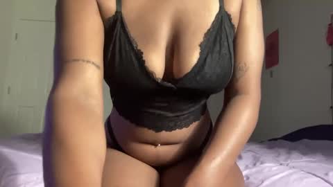 Snapshot of curvycutie1818 chatting on December 18, 2024, 3:47 am Curvycutie18 online show from December 18, 2024, 3:47 am