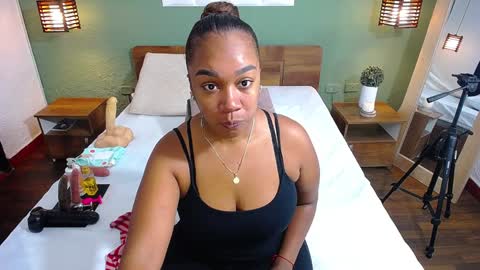 Snapshot of curvyebonyy_ chatting on December 28, 2024, 7:22 pm Danna online show from December 28, 2024, 7:22 pm