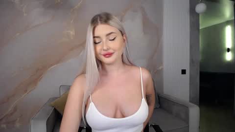 Snapshot of cute18cute chatting on December 4, 2024, 8:34 am Kira online show from December 4, 2024, 8:34 am