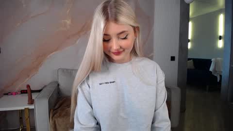 Snapshot of cute18cute chatting on January 22, 2025, 8:07 am Kira online show from January 22, 2025, 8:07 am