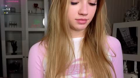 Snapshot of cute_fox_girl chatting on December 4, 2024, 7:06 am Anne online show from December 4, 2024, 7:06 am