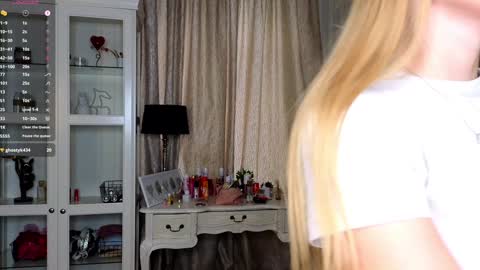 Snapshot of cute_fox_girl chatting on October 17, 2025, 7:33 am Anne online show from October 17, 2025, 7:33 am