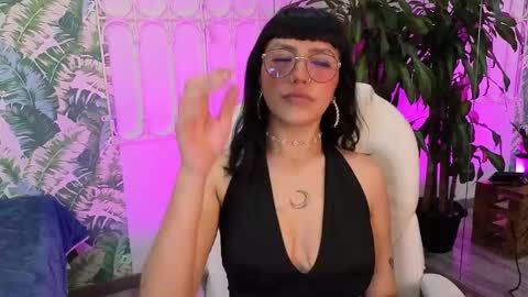 Sofa  online show from June 1, 2026, 7:48 pm