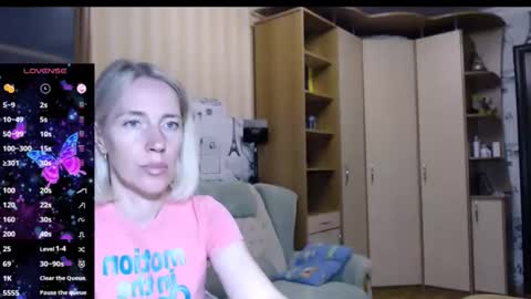 cute_lion_ online show from September 12, 2025, 12:49 pm