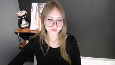 Snapshot of cute_minx chatting on November 28, 2025, 7:44 am Veronica online show from November 28, 2025, 7:44 am