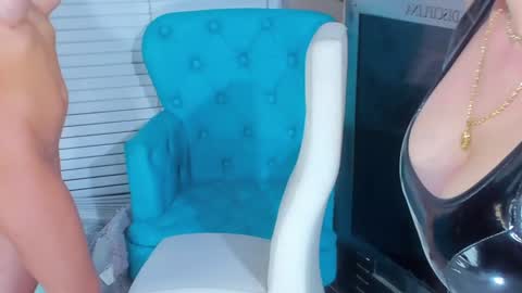 Snapshot of cuteanddesesperate chatting on February 5, 2025, 3:55 am WANNA SEE MORE OF TWINS online show from February 5, 2025, 3:55 am