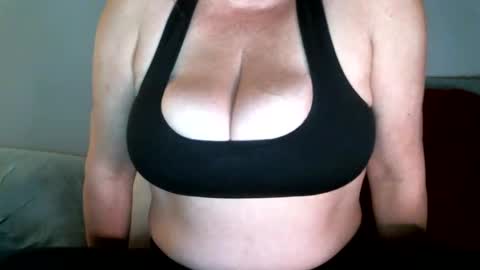 Snapshot of cutenlittle28 chatting on January 18, 2025, 6:24 am CuteNlil online show from January 18, 2025, 6:24 am