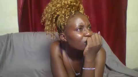 Snapshot of cutey_lunar chatting on February 26, 2025, 10:09 pm cutey_lunar online show from February 26, 2025, 10:09 pm