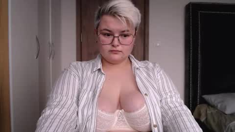 Sophie  Lilith online show from November 17, 2025, 7:14 am