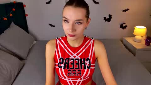 Snapshot of cutiewuwu chatting on October 26, 2025, 1:39 pm Vivienne online show from October 26, 2025, 1:39 pm