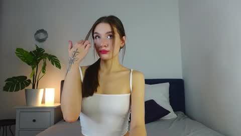 Snapshot of cutiewuwu chatting on November 4, 2025, 5:50 am Vivienne online show from November 4, 2025, 5:50 am