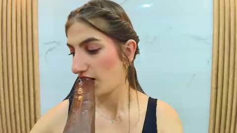 Dafne Castro online show from July 28, 2026, 7:39 pm