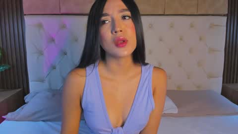 dafne_hillss online show from October 1, 2025, 12:44 pm