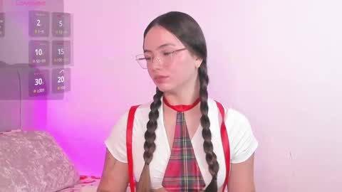 Dafne  online show from December 15, 2025, 2:43 pm