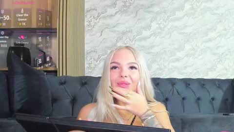 Snapshot of daisy_abby03 chatting on October 19, 2025, 6:58 am DaIsy Abby online show from October 19, 2025, 6:58 am