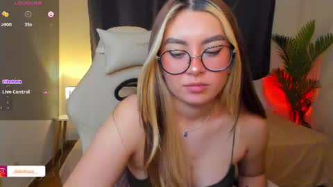 dakottaa__ online show from July 2, 2026, 3:23 am