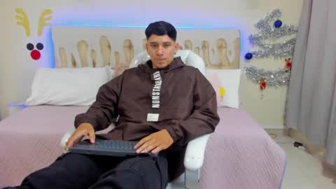 Snapshot of damian23_ chatting on December 21, 2024, 1:21 pm DAMIAN online show from December 21, 2024, 1:21 pm