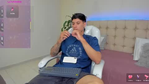 Snapshot of damian23_ chatting on January 28, 2025, 12:43 pm DAMIAN online show from January 28, 2025, 12:43 pm