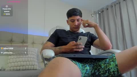 Snapshot of damian23_ chatting on February 4, 2025, 3:36 pm DAMIAN online show from February 4, 2025, 3:36 pm