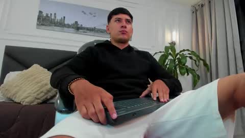 Snapshot of damian23_ chatting on November 22, 2025, 10:36 am DAMIAN online show from November 22, 2025, 10:36 am