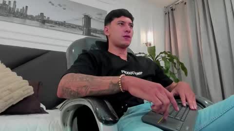 Snapshot of damian23_ chatting on November 27, 2025, 10:17 am DAMIAN online show from November 27, 2025, 10:17 am