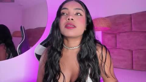 Snapshot of dani_velvet chatting on December 4, 2025, 2:43 am online show from December 4, 2025, 2:43 am