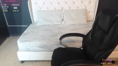 Snapshot of danielle_smithh chatting on December 7, 2024, 2:53 am Danielle Smith online show from December 7, 2024, 2:53 am