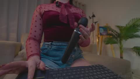 Snapshot of danii_xoxo chatting on September 14, 2025, 12:32 am online show from September 14, 2025, 12:32 am