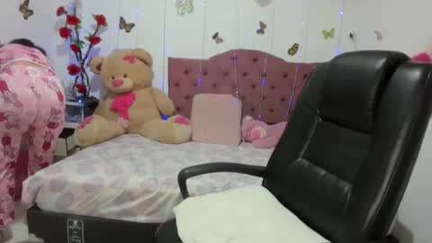 Danna Sofia jeins online show from May 9, 2026, 2:22 pm