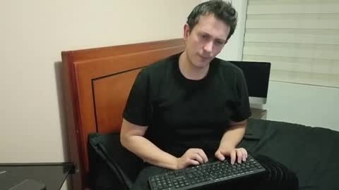 Snapshot of danruiz33 chatting on May 1, 2026, 3:44 am Dan online show from May 1, 2026, 3:44 am
