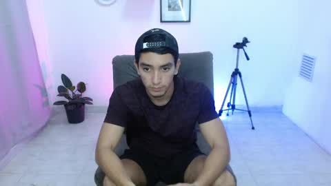 Snapshot of dante_18cm chatting on May 1, 2026, 1:32 am Dante online show from May 1, 2026, 1:32 am