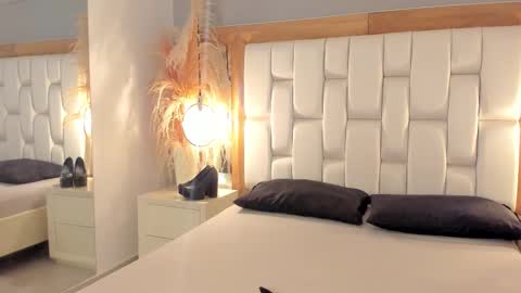 Snapshot of daphne_and_roger chatting on September 22, 2025, 11:34 am daphne_and_roger online show from September 22, 2025, 11:34 am