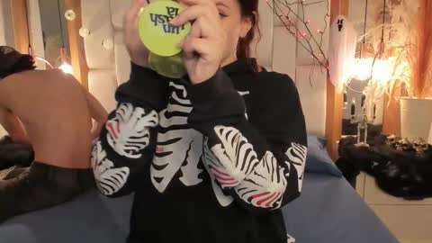 Snapshot of daphne_and_roger chatting on October 14, 2025, 11:33 am daphne_and_roger online show from October 14, 2025, 11:33 am